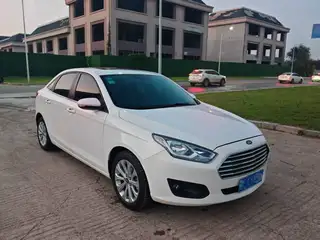 新到18年福特福睿斯，个人一手车，白车黑内，实表10万公里，车况良好，少量划痕喷漆，外表内饰嘎嘎新，