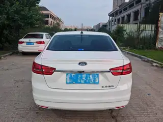 新到18年福特福睿斯，个人一手车，白车黑内，实表10万公里，车况良好，少量划痕喷漆，外表内饰嘎嘎新，