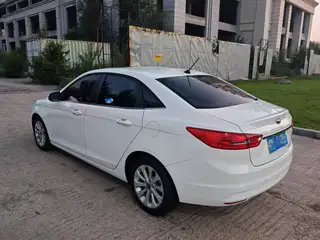新到18年福特福睿斯，个人一手车，白车黑内，实表10万公里，车况良好，少量划痕喷漆，外表内饰嘎嘎新，