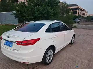 新到18年福特福睿斯，个人一手车，白车黑内，实表10万公里，车况良好，少量划痕喷漆，外表内饰嘎嘎新，