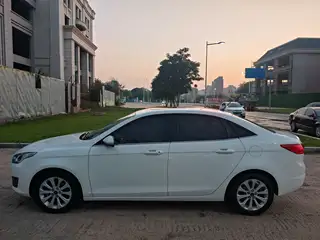 新到18年福特福睿斯，个人一手车，白车黑内，实表10万公里，车况良好，少量划痕喷漆，外表内饰嘎嘎新，