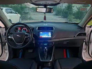 新到18年福特福睿斯，个人一手车，白车黑内，实表10万公里，车况良好，少量划痕喷漆，外表内饰嘎嘎新，