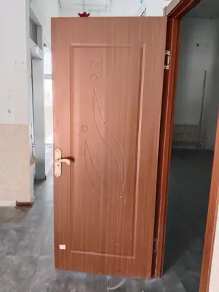 卖塑钢窗和木头门，很新已经拆下来，三个窗一个木头门一个玻璃门，东西在三堂一楼，上门自取！