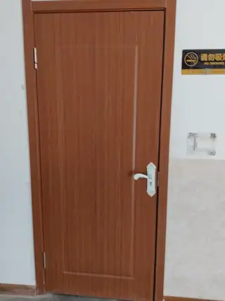 卖塑钢窗3个，一个木头门和一个玻璃门，很新，已经拆下来，窗户带窗框，三堂地区一楼上门自取！