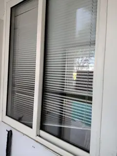 卖塑钢窗3个，一个木头门和一个玻璃门，很新，已经拆下来，窗户带窗框，三堂地区一楼上门自取！