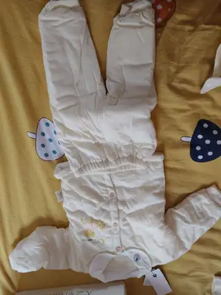宝宝衣服套盒，品牌的。一次没穿，买的时候三百多，现在低价处理，三堂上门自取！