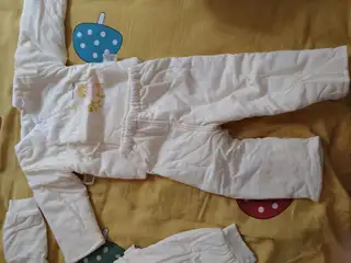 宝宝衣服套盒，品牌的。一次没穿，买的时候三百多，现在低价处理，三堂上门自取！