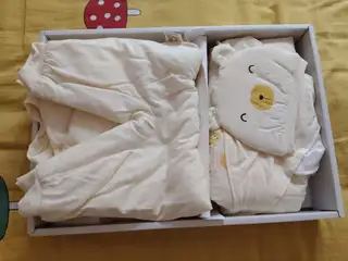 宝宝衣服套盒，品牌的。一次没穿，买的时候三百多，现在低价处理，三堂上门自取！