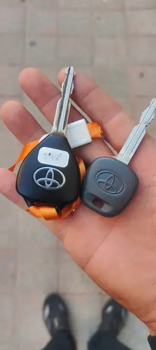 卡罗拉1.6手动挡12年极品车况除了后保险杠喷过漆其它地方原漆，自己去对比车况，15万公里原车三元检