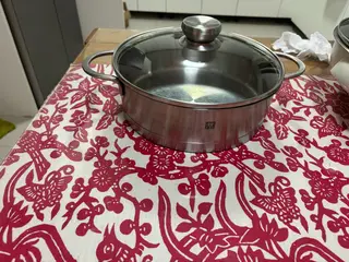 双立人炖锅炒锅、不锈钢双星煎饼锅、北鼎煎锅烤肉锅，尺寸见图。分别是100元，80元，80元。需要的联