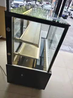 风冷展柜，因在店里尺寸不合适，现便宜处理，长1.2米，宽0.6米。有需要的联系。