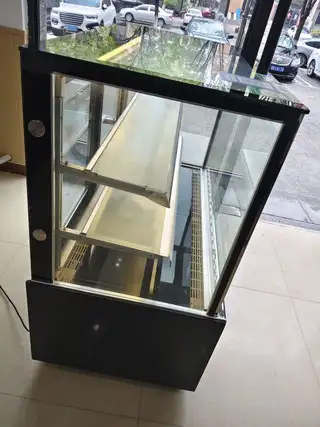 风冷展柜，因在店里尺寸不合适，现便宜处理，长1.2米，宽0.6米。有需要的联系。