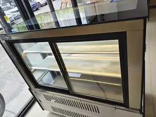 风冷展柜，因在店里尺寸不合适，现便宜处理，长1.2米，宽0.6米。有需要的联系。