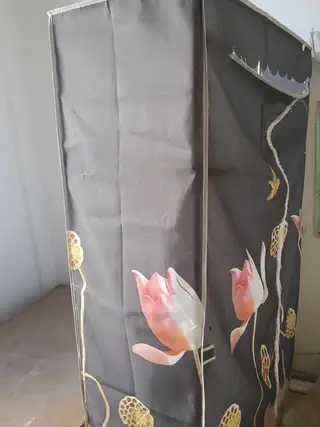 出售一套桌椅，洗衣机，屏风，学习桌等物品，需要的话可以打电话咨询价格