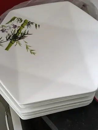 出售一套桌椅，洗衣机，屏风，学习桌等物品，需要的话可以打电话咨询价格