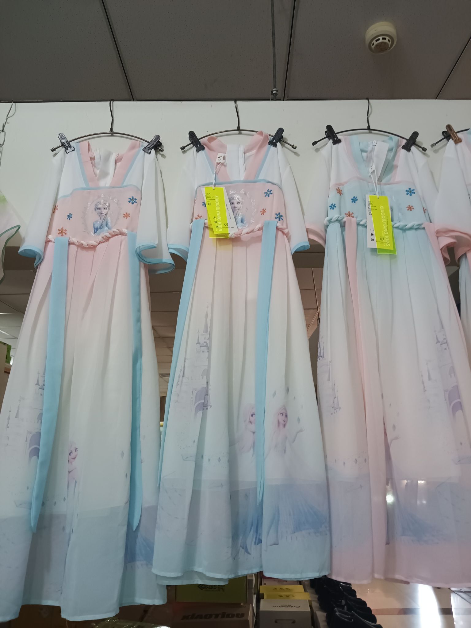 女童冰雪奇缘爱莎汉服纱裙，全新带吊牌 全新儿童古风爱莎纱裙，带原装吊牌。 国风汉服款式，雪纺薄纱面料