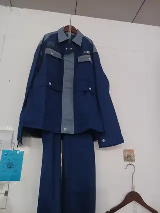 全新恒力夏季工作服套装 上衣+裤子全套 全新未穿恒力夏季工装一套，上衣+裤子成套。 薄款夏季面料，透