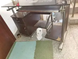 家里面放不下了，有要的联系，好的电脑桌电梯楼，自取。