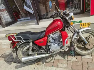 出售一辆凌肯125摩托车，车况极品外表没有整备，所有开关好用，电启动一点就着，因工作离职出售