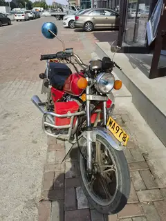 出售一辆凌肯125摩托车，车况极品外表没有整备，所有开关好用，电启动一点就着，因工作离职出售