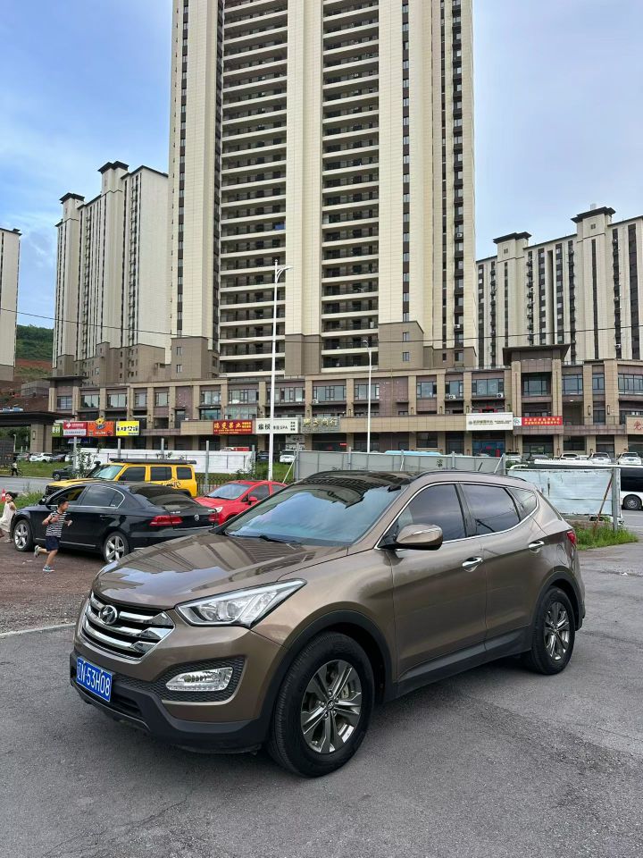个人车，2013年，新款胜达，2.0四驱天花板配置，真皮座椅带全景大天窗，电子手刹，陡坡缓降，ECO