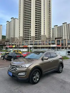 个人车，2013年，新款胜达，2.0四驱天花板配置，真皮座椅带全景大天窗，电子手刹，陡坡缓降，ECO
