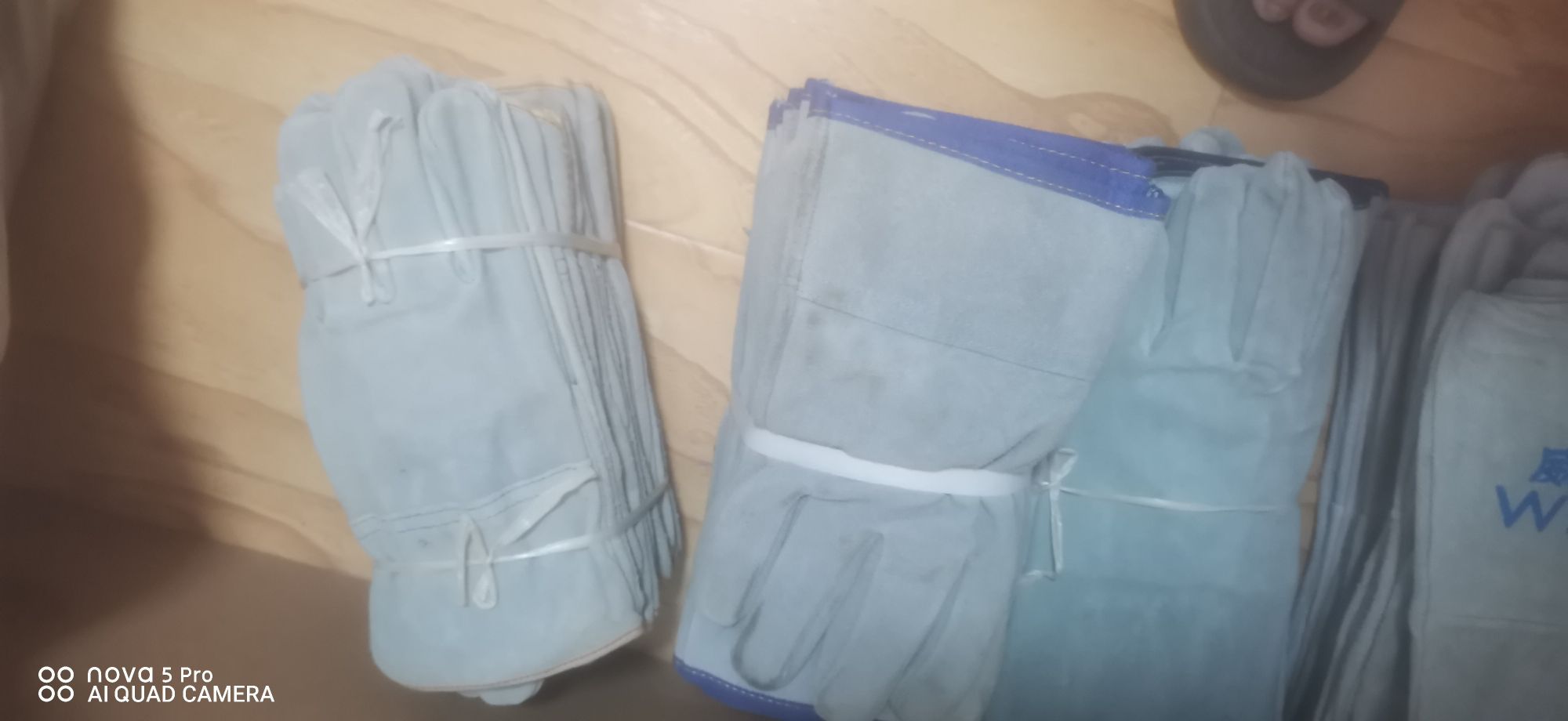 电焊长皮手套每付8元，短皮手套每付3元，