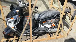 新买的电瓶车。由于家里有事骑不上了。还没骑。膜都没撕呢。4200买的3800就卖。纯新哈