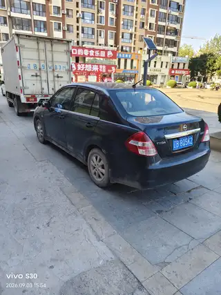 手动挡的，尼桑骐达，09年末的，机器变速箱，完美，外表板正，保险到27年2月份，检车也是到2月份，代