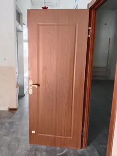 拆下来的塑钢窗三个，带窗框，木头门一个，玻璃门一个，在三堂一楼，有需要的上门自取！