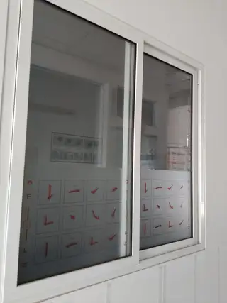 拆下来的塑钢窗三个，带窗框，木头门一个，玻璃门一个，在三堂一楼，有需要的上门自取！