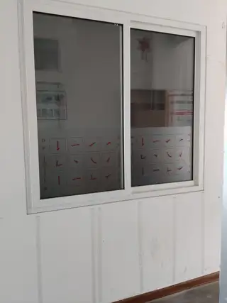 拆下来的塑钢窗户三个，带窗框很新，木头门一个，玻璃门一个，窗户带窗框，有需要的三堂一楼上门自取！