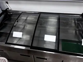 出三阶梯柜 展示柜 冷藏保鲜柜 下面冷冻 图片是实物 功能正常 2米长 1米宽 有灯光 有需要的联系