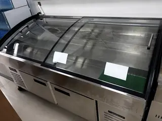 出三阶梯柜 展示柜 冷藏保鲜柜 下面冷冻 图片是实物 功能正常 2米长 1米宽 有灯光 有需要的联系