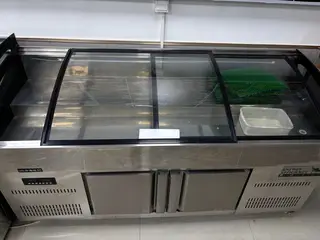 双温阶梯展示柜2米*0.9米，不锈钢机身，上层冷藏下层冷冻，带玻璃顶盖和数显温控，适合餐饮店、烧烤店