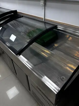 双温阶梯展示柜2米*0.9米，不锈钢机身，上层冷藏下层冷冻，带玻璃顶盖和数显温控，适合餐饮店、烧烤店
