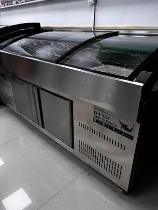 双温阶梯展示柜2米*0.9米，不锈钢机身，上层冷藏下层冷冻，带玻璃顶盖和数显温控，适合餐饮店、烧烤店