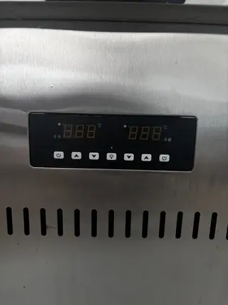 双温阶梯展示柜2米*0.9米，不锈钢机身，上层冷藏下层冷冻，带玻璃顶盖和数显温控，适合餐饮店、烧烤店