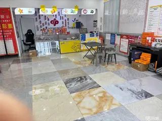 恒力依云伴山北门门面招合租，位置地段好，价格可议，人流量大共三层，想了解的可打电话咨询