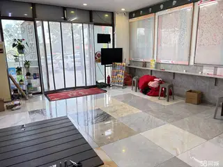 恒力依云伴山北门门面招合租，位置地段好，价格可议，人流量大共三层，想了解的可打电话咨询