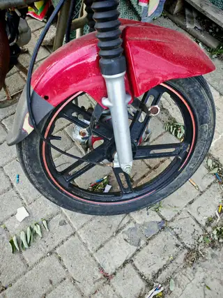 二手125摩托车，红色天马牌，自己一手买来没骑就放的，实表跑了9000多公里，发动机很好没有毛病，轮