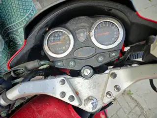 二手125摩托车，红色天马牌，自己一手买来没骑就放的，实表跑了9000多公里，发动机很好没有毛病，轮