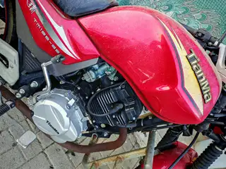 二手125摩托车，红色天马牌，自己一手买来没骑就放的，实表跑了9000多公里，发动机很好没有毛病，轮