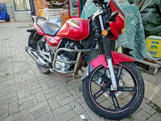 二手125摩托车，红色天马牌，自己一手买来没骑就放的，实表跑了9000多公里，发动机很好没有毛病，轮