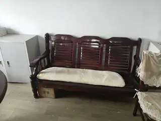 大连长兴岛只限自提，红色3人椅150一个，有多个，单人床150加床垫，双人床实木，1200加床垫，非