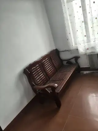 大连长兴岛只限自提，红色3人椅150一个，有多个，单人床150加床垫，双人床实木，1200加床垫，非