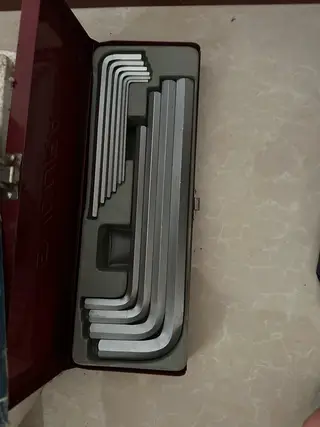出一些力易得工具，全新未使用的，还有一些全新的散装套头，价格合适就出