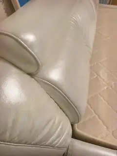 卖一个二手纯真皮床，带原装床垫，纯皮面无开裂掉渣烦恼，可以随便擦洗，大气上档次，皮毛铮亮一点问题没有