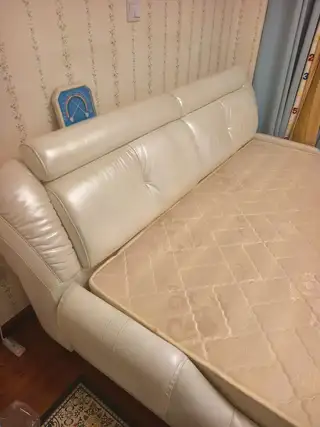 卖一个二手纯真皮床，带原装床垫，纯皮面无开裂掉渣烦恼，可以随便擦洗，大气上档次，皮毛铮亮一点问题没有