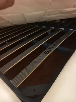 卖一个二手纯真皮床，带原装床垫，纯皮面无开裂掉渣烦恼，可以随便擦洗，大气上档次，皮毛铮亮一点问题没有